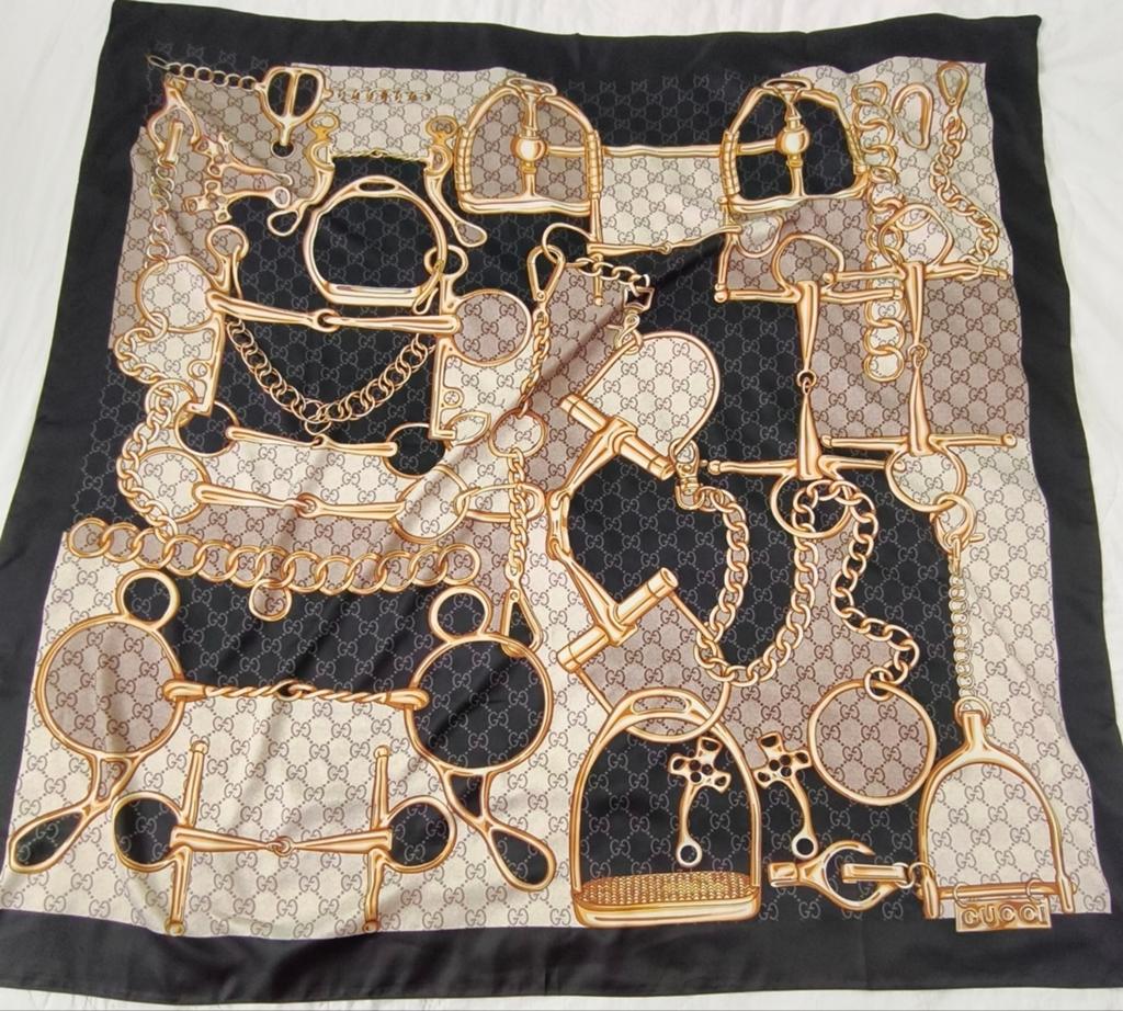 Zijden sjaal Gucci, Kleding | Dames, Mutsen, Sjaals en Handschoenen, Ophalen of Verzenden, Zo goed als nieuw, Maat 46/48 (XL) of groter