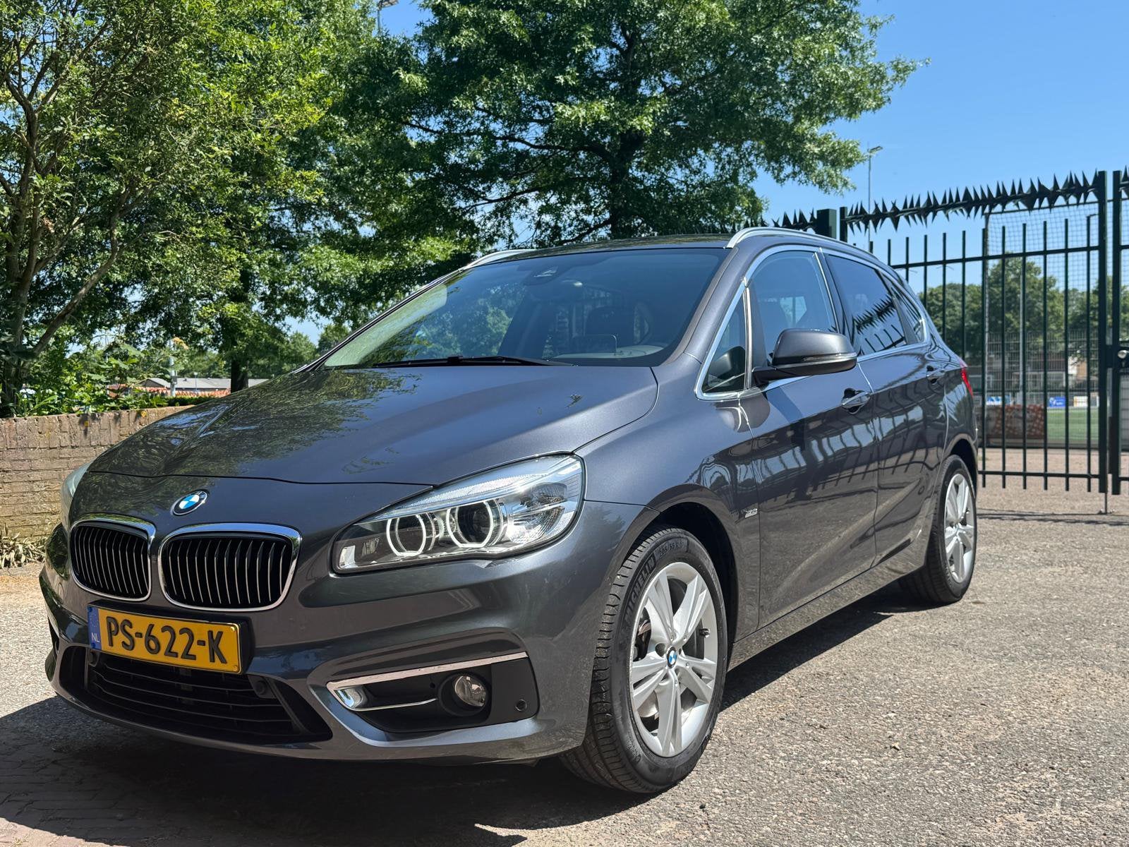 BMW 2-Serie Active Tourer 220i 192pk Aut 2017 Grijs, Auto's, BMW, 1998 cc, 730 kg, Origineel Nederlands, 75 €/maand