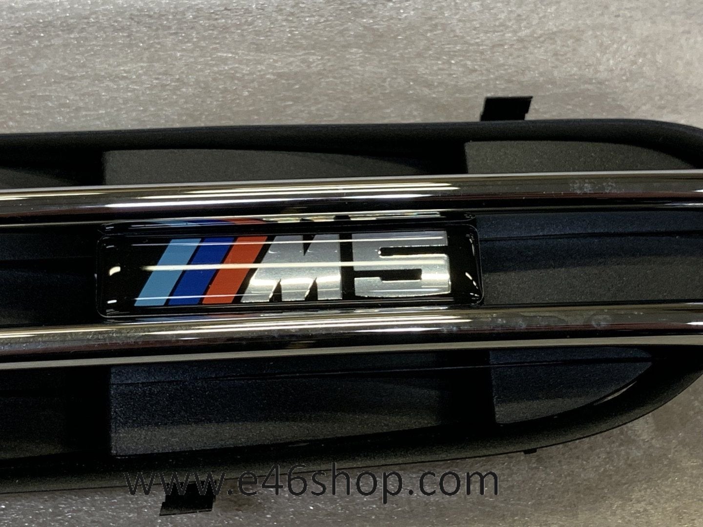BMW M5 EMBLEEM GRILL RECHTER VOOR SPATBORD OE 51137896850, Auto-onderdelen, Carrosserie en Plaatwerk, -, -, Nieuw, Ophalen of Verzenden