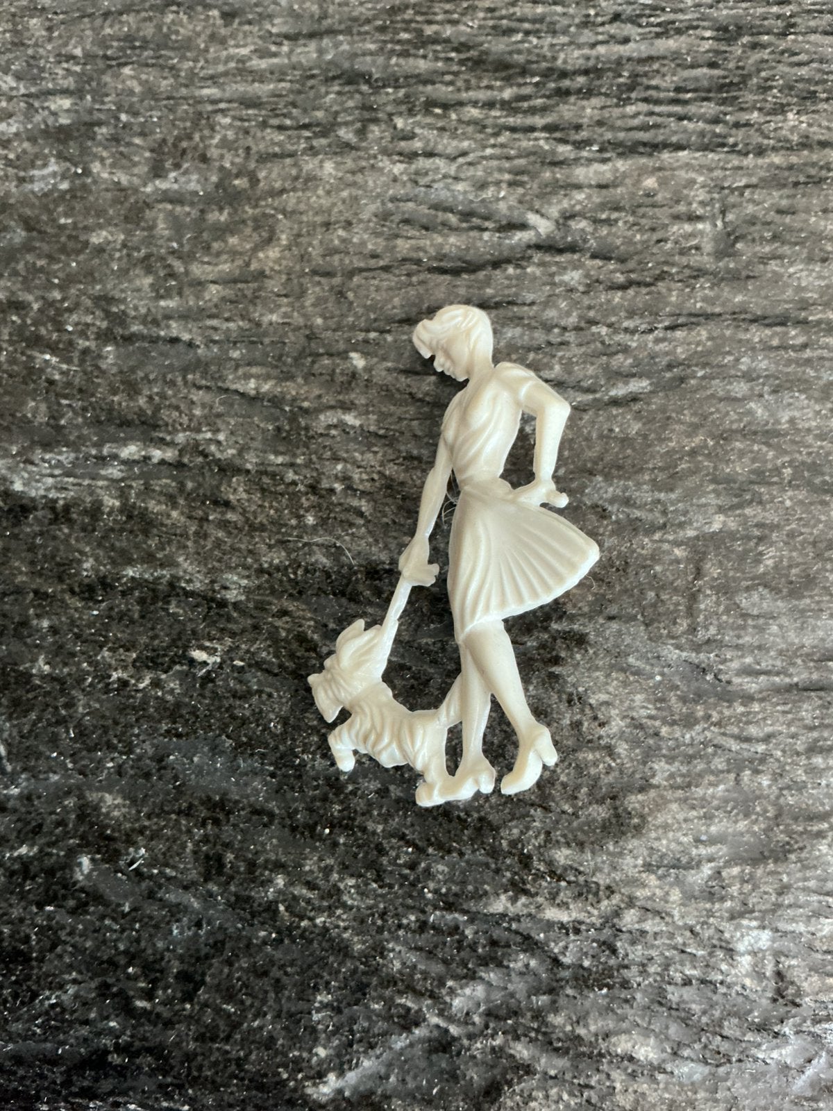 Vintage broche meisje/dame met hindje, Ophalen of Verzenden, Zo goed als nieuw, Overige materialen