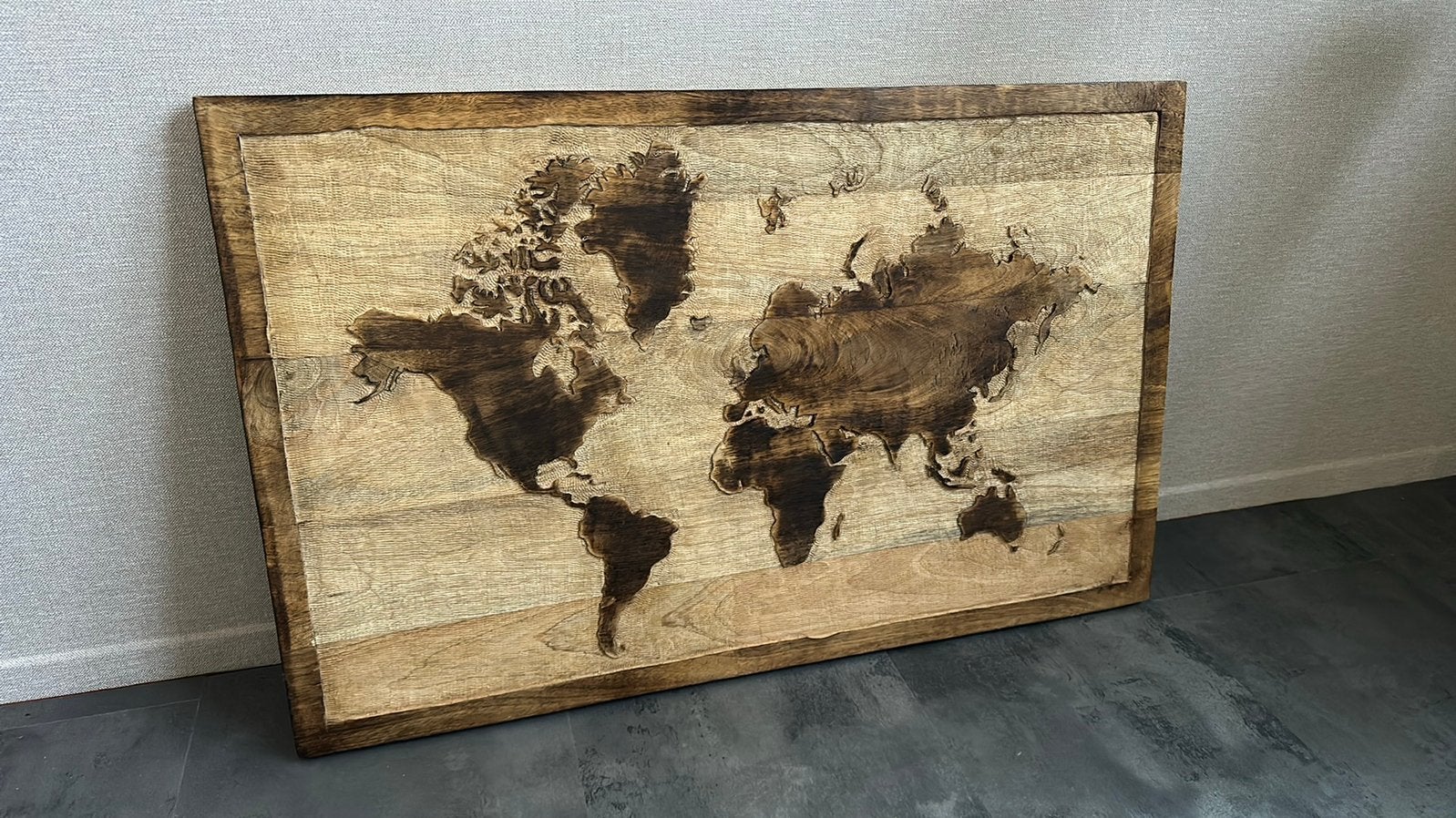 Wereldkaart schilderij uit mangohout gesneden, Huis en Inrichting, Woonaccessoires | Wanddecoraties, Industrieel, Hout, 82 cm