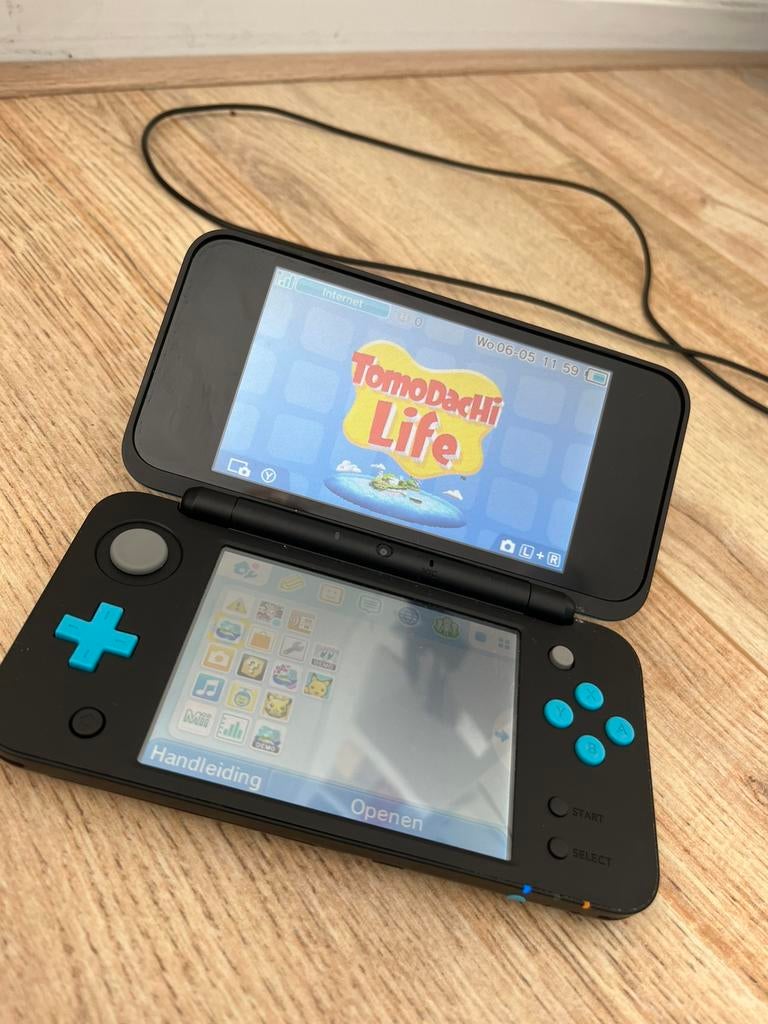 Nintendo 2DS XL + Tomodachi life, Spelcomputers en Games, Spelcomputers | Nintendo 2DS en 3DS, Met games, Ophalen of Verzenden
