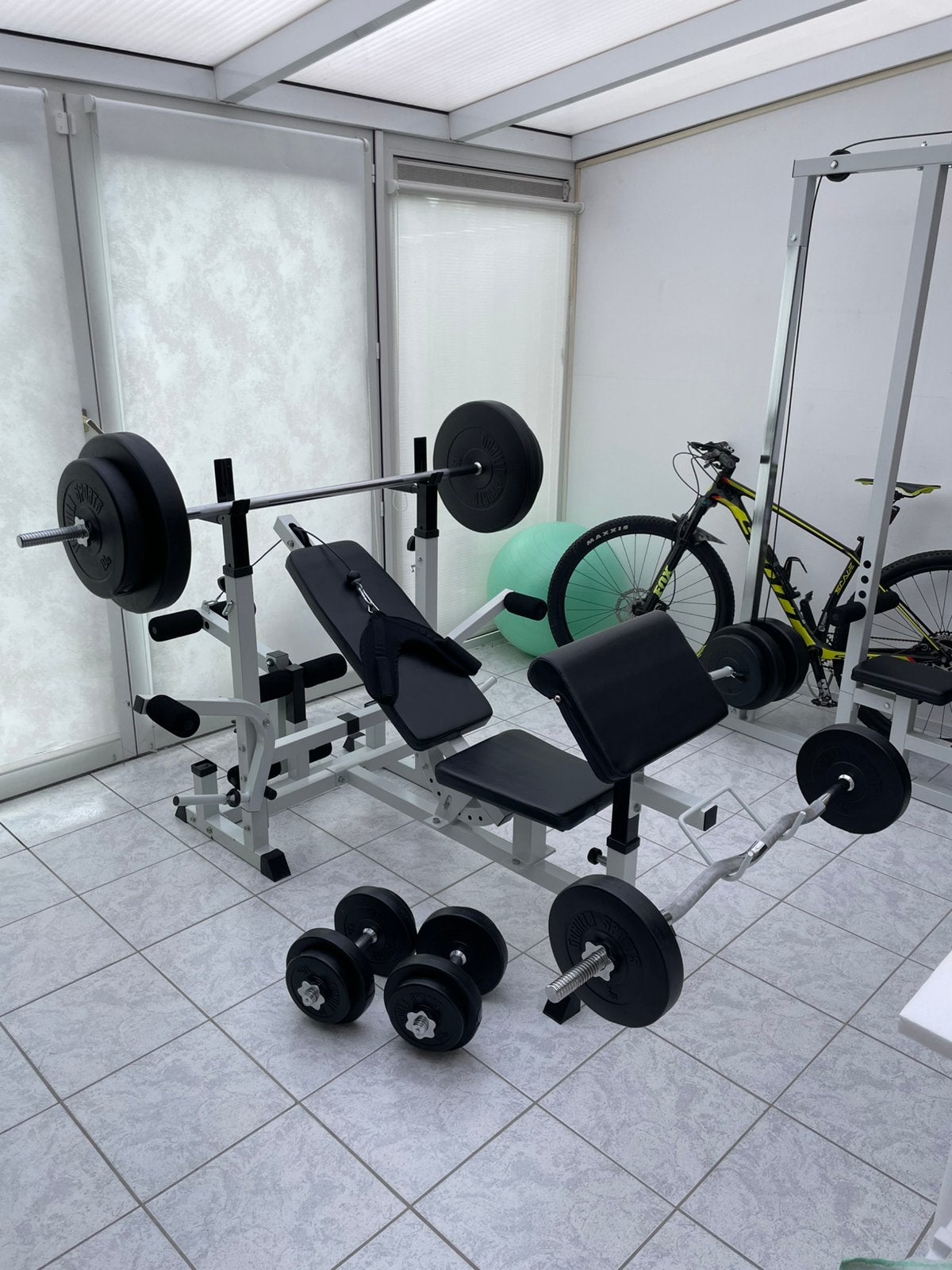 GORILLA UNIVERSELE HALTERBANK MET 100 KG HALTERSET KUNSTSTOF, Sport en Fitness, Ophalen, Zo goed als nieuw, Armen, Fitnessbank
