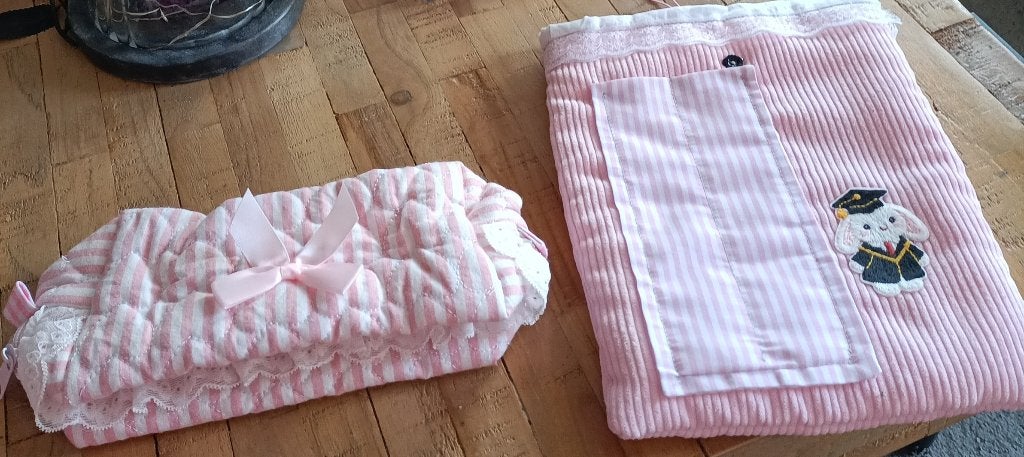 SETJE ROZE BOEKHOES MET ROZE HARTJES ETUI MET STRIK, Diversen, Ophalen of Verzenden, Zo goed als nieuw