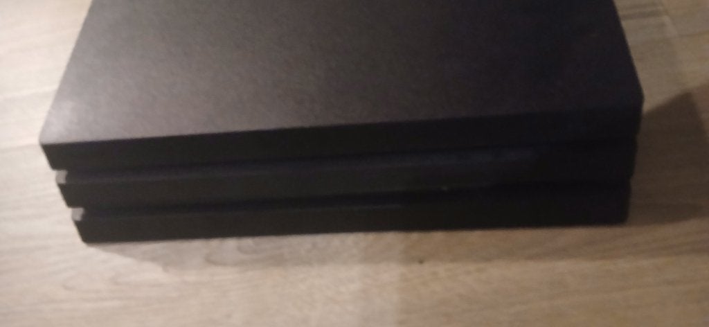 Foto 5 van PS4 Pro + 2 controllers