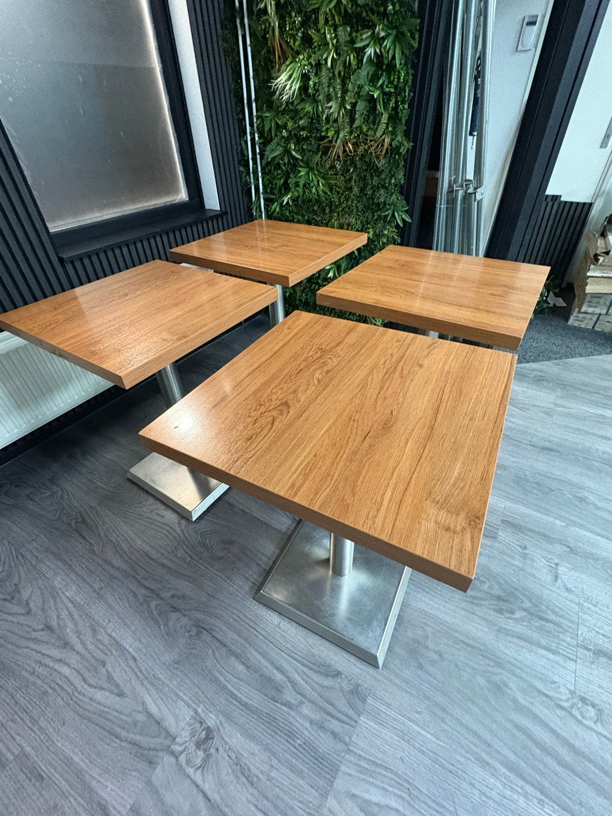 Set van 4 vierkante eikenhouten tafels met metalen poot, Ophalen, Gebruikt, Tot twee personen, 50 tot 100 cm