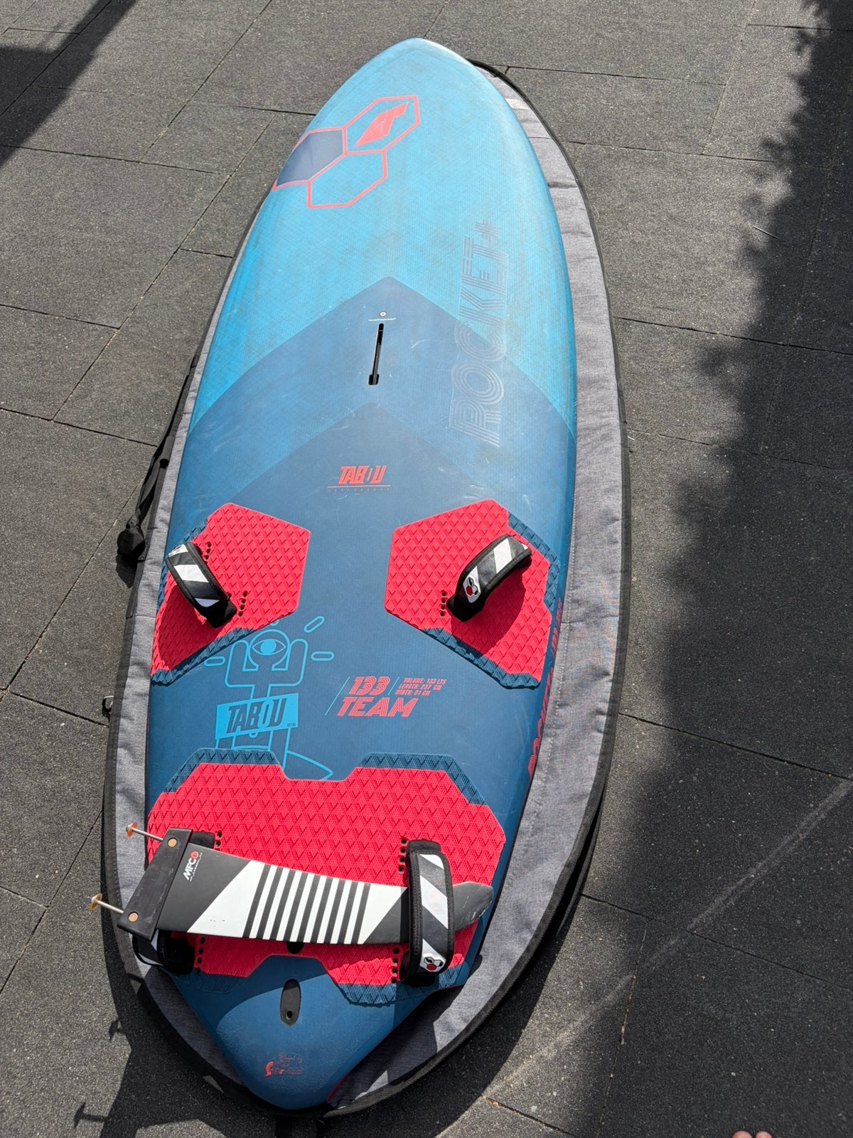 Tabou Rocket Plus 133 Team (2024) - compleet met board bag, Ophalen, Zo goed als nieuw, Plank