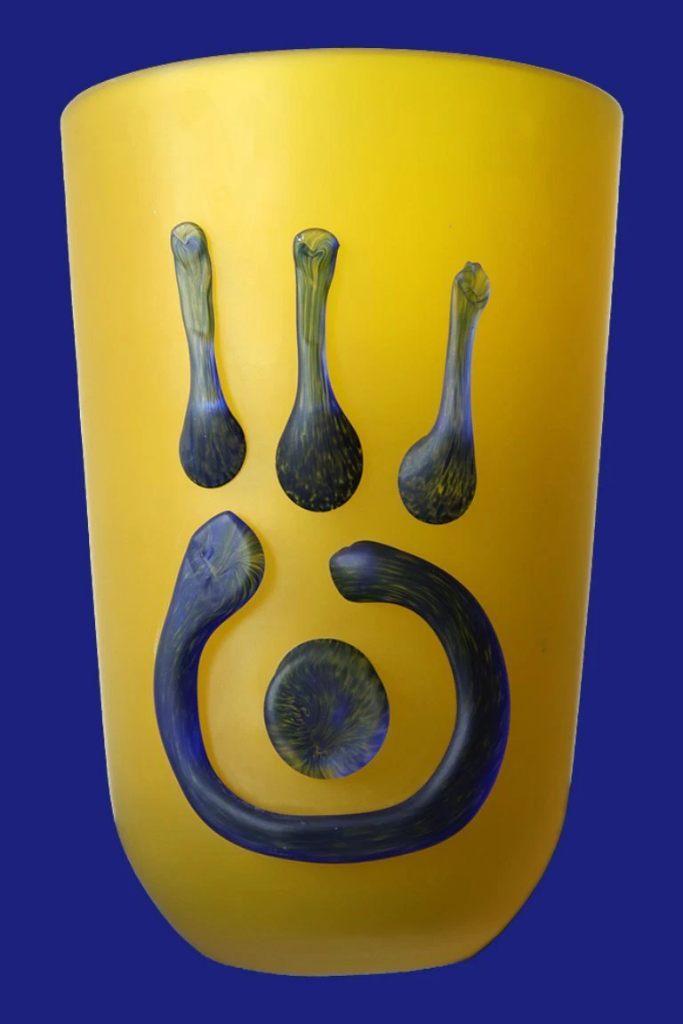 Design vaas, gesatineerd glas met appliqué, Geel, Ophalen of Verzenden, Minder dan 50 cm, Glas