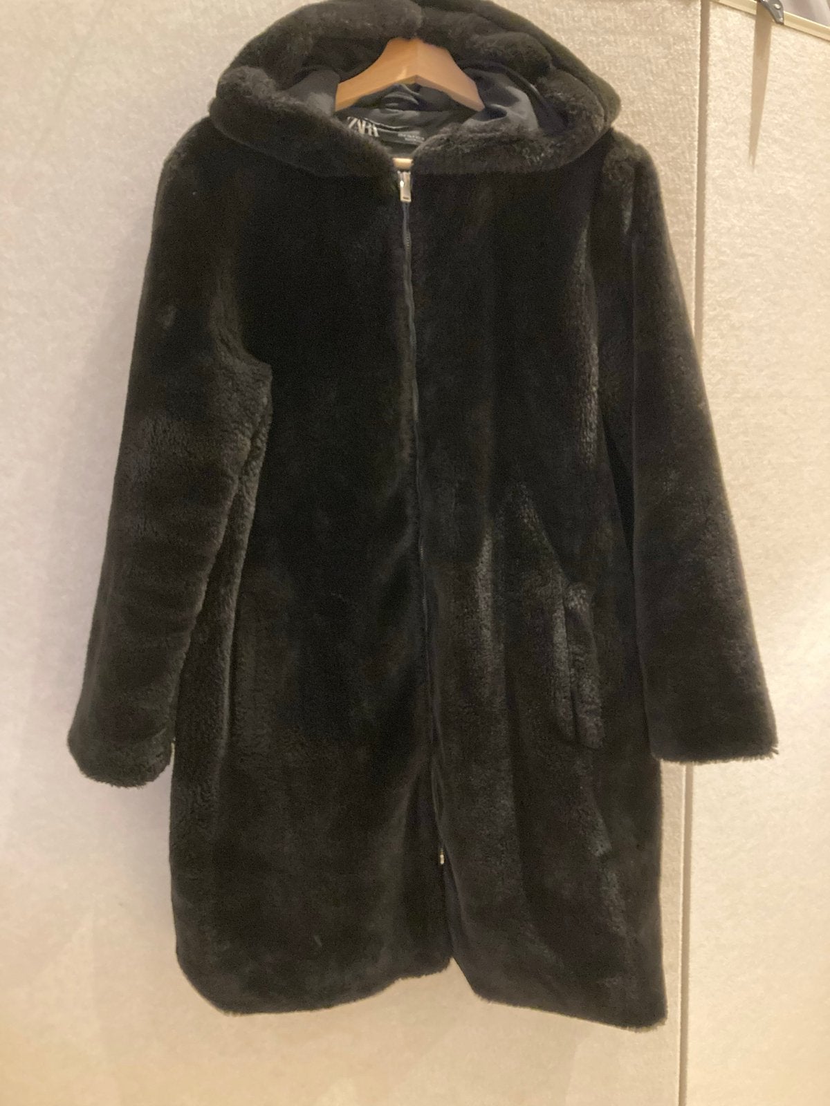 Zwarte faux fur jas met capuchon - Zara, Ophalen of Verzenden, Zo goed als nieuw, Maat 38/40 (M), Zwart
