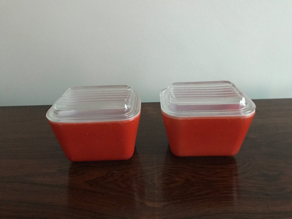 Pyrex Set van 2 oranje rode potjes met glazen deksel, Ophalen of Verzenden, Huis en Inrichting