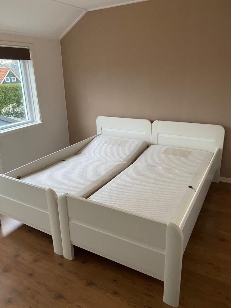 Tweepersoonsbed met ondermatrassen – nette staat, Ophalen, Wit, Tweepersoons, Overige maten