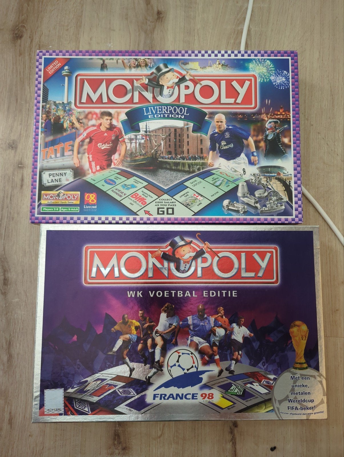 Monopoly Voetbal Edities: Liverpool & WK Frankrijk '98, Drie of vier spelers, Ophalen of Verzenden, Zo goed als nieuw, Parker Brothers