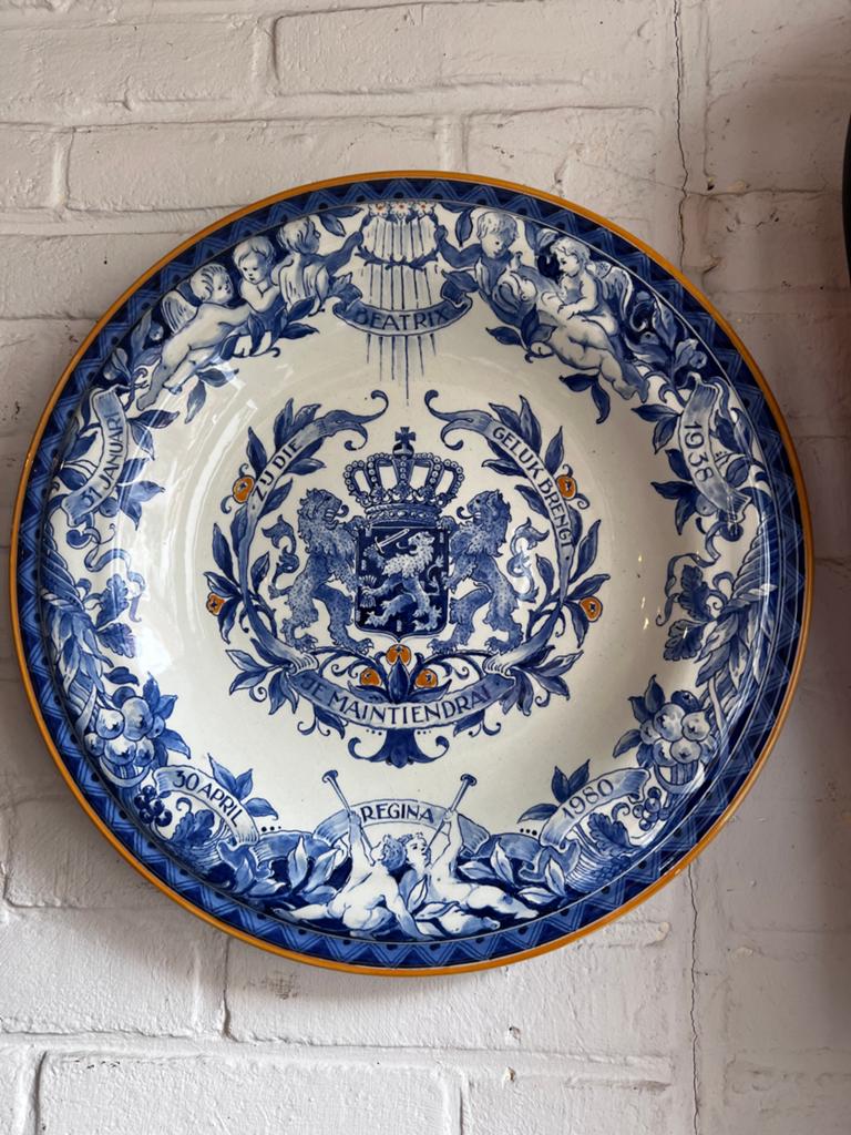 Groot bord kroning Beatrix, porseleyne fles, Verzamelen, Koninklijk Huis en Royalty, De Doofpot Alphen aan den Rijn, Ophalen of Verzenden