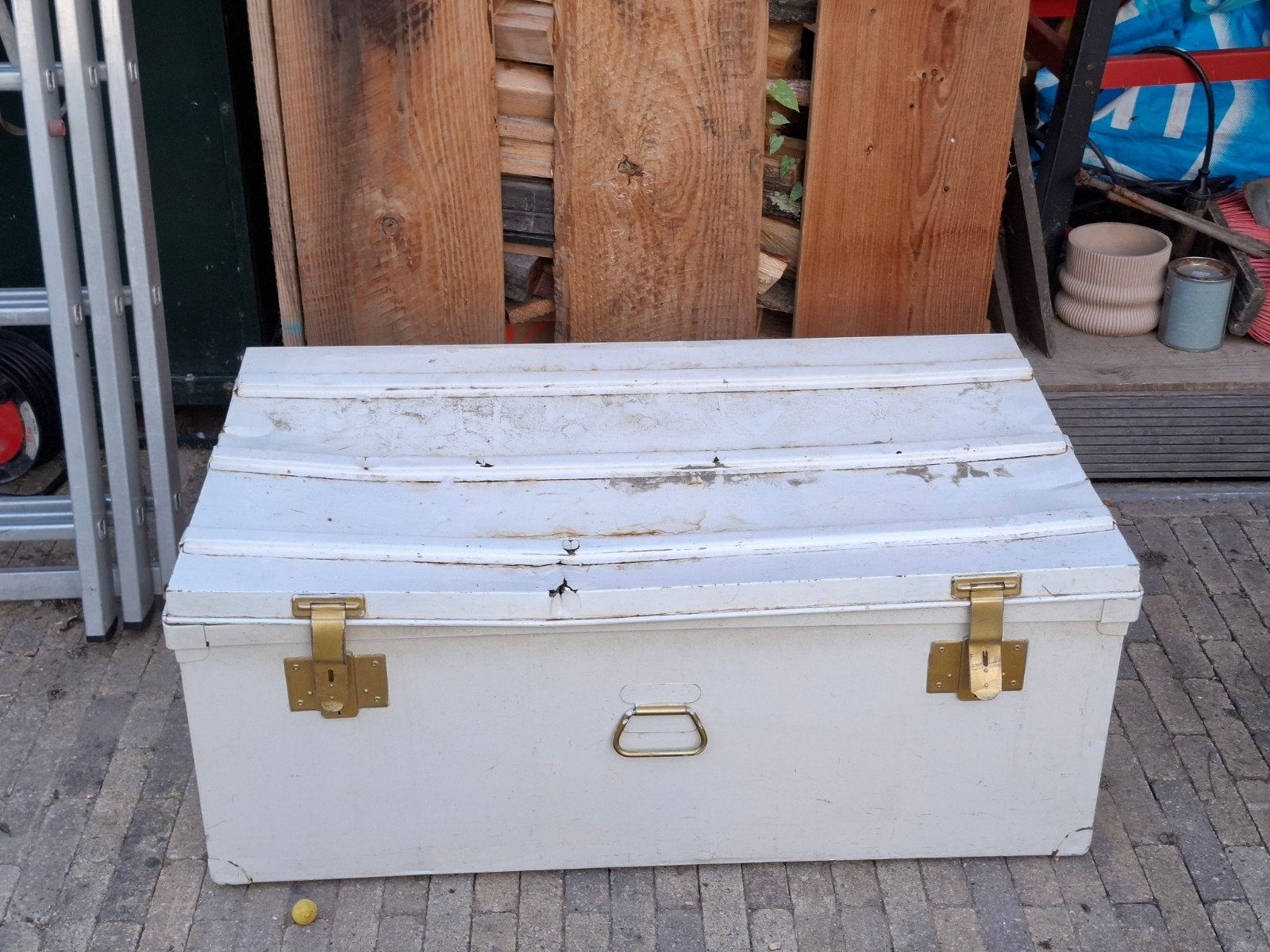 Vintage metal kist/koffer - Wit met messing sluitingen, Ophalen, Gebruikt, 100 tot 150 cm, 75 tot 100 cm