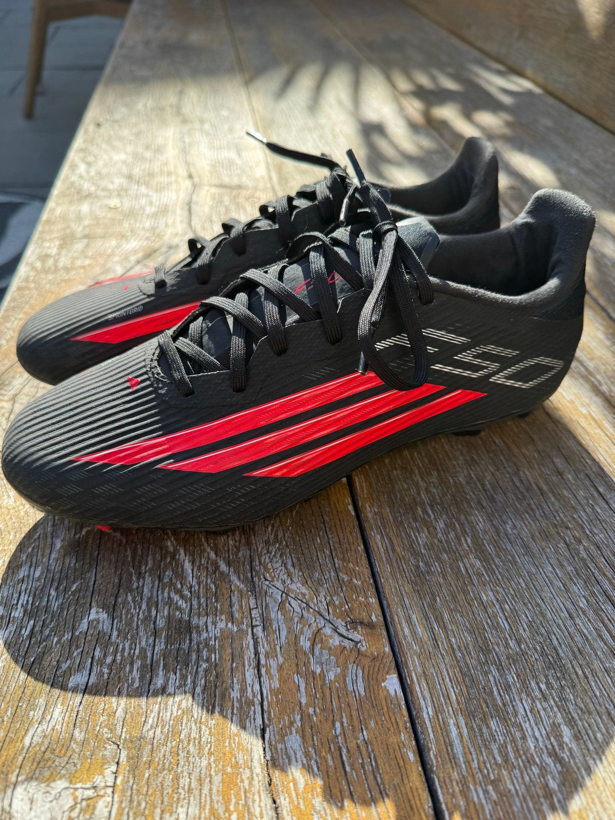 Adidas F50 voetbalschoenen - Zwart/Rood - Maat 42, Ophalen of Verzenden, Zo goed als nieuw, Schoenen