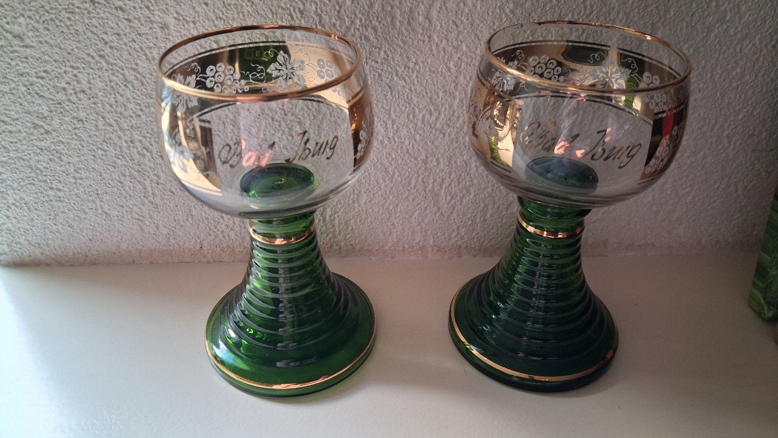 Set van 2 vintage wijnglazen met gouden rand en decoratie, Ophalen of Verzenden