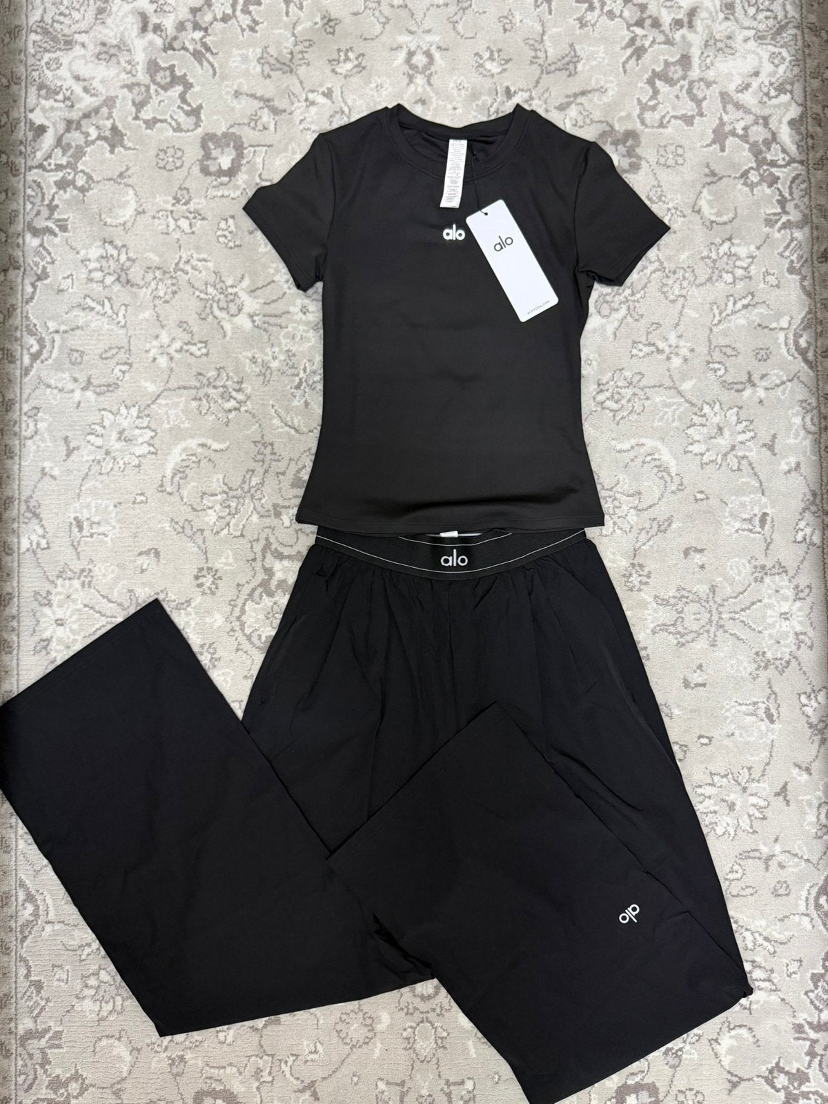 Alo Yoga Set Zwart - Top Maat S & Broek Maat M - Ongedragen, Ophalen of Verzenden, Nieuw, Zwart, Hardlopen of Fietsen