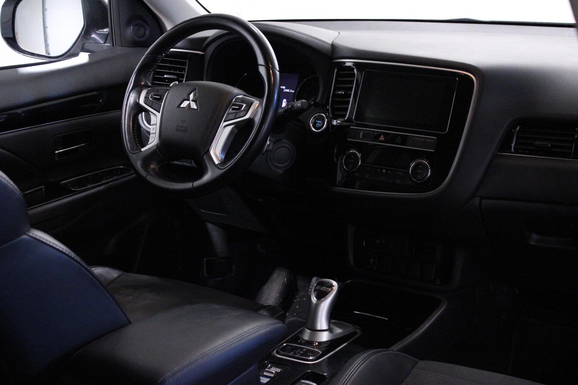 Mitsubishi Outlander 2.4 PHEV Intense | Camera | Leder | Cru, Auto's, Automaat, 4 cilinders, Met garantie (alle), Wit