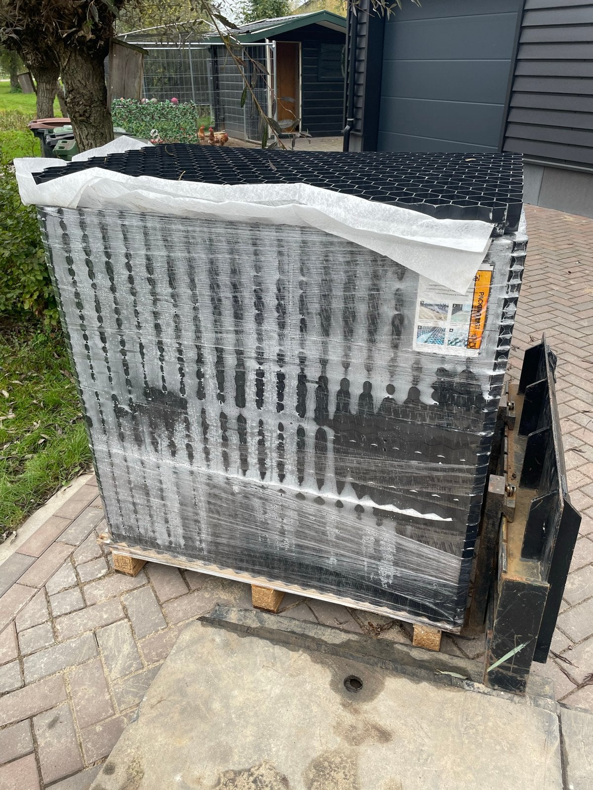 Volle pallet grindplaten 33m2 - Nieuw, Ophalen, Nieuw, Zwart, Grind