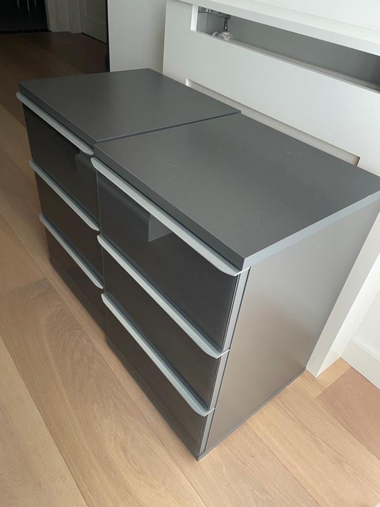 2x Donkergrijze ladekastjes / nachtkastjes+ dressoir, Ophalen, Zo goed als nieuw, 25 tot 50 cm, Minder dan 100 cm