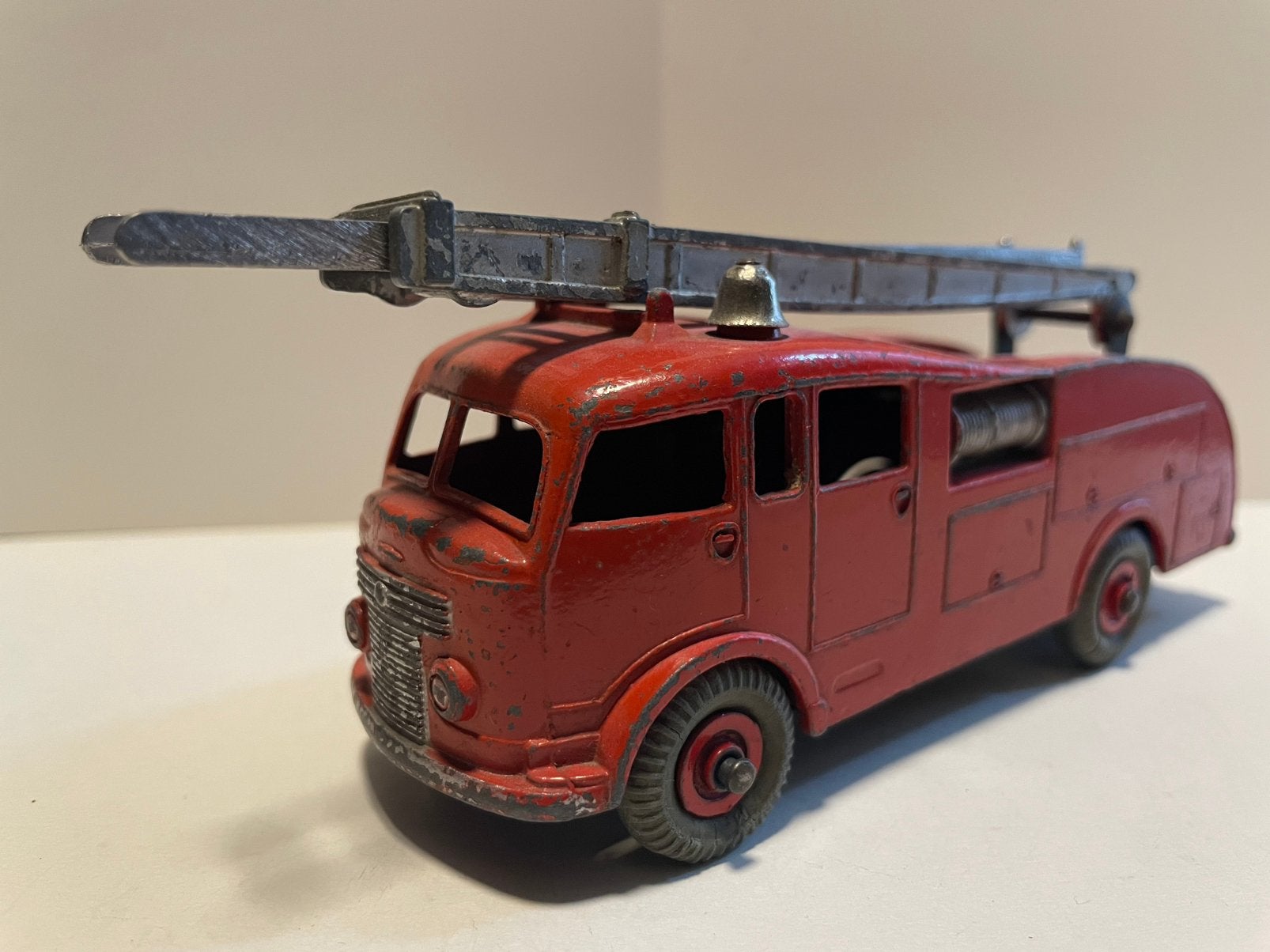 Dinky toys 555 brandweer commer fire engine, Ophalen of Verzenden, Zo goed als nieuw, Dinky Toys