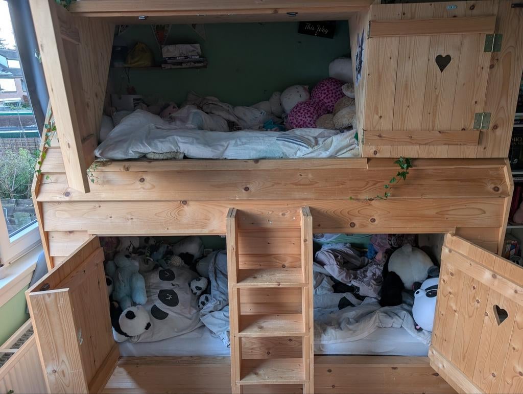 Uniek houten bed huis met 2 slaapplekken stapelbed, Kinderen en Baby's, Kinderkamer | Stapelbedden en Hoogslapers, Ophalen, Zo goed als nieuw