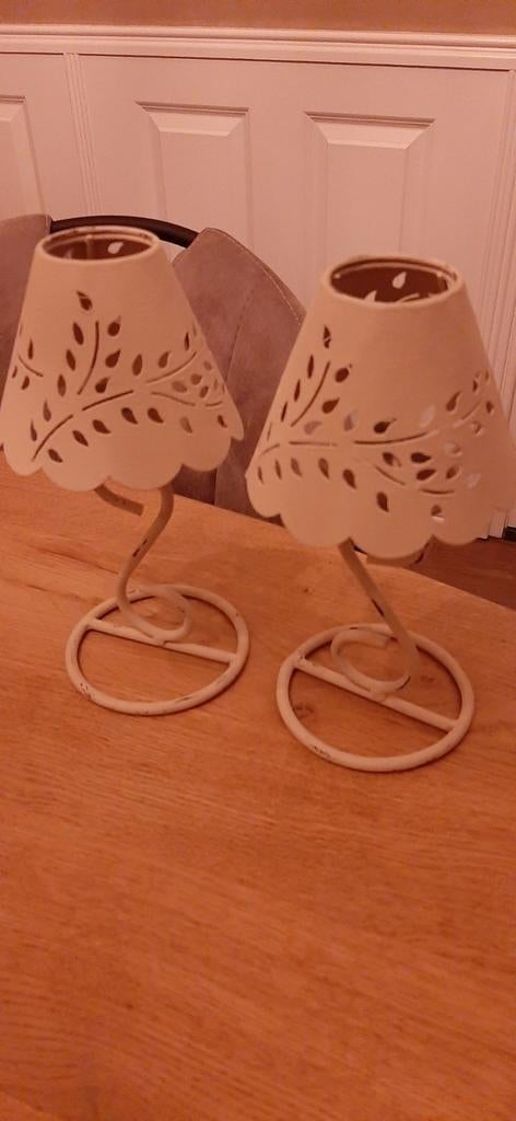 Set van 2 metalen kandelaars met bewerkte kapjes, Gebruikt, Ophalen of Verzenden, Crème, Metaal