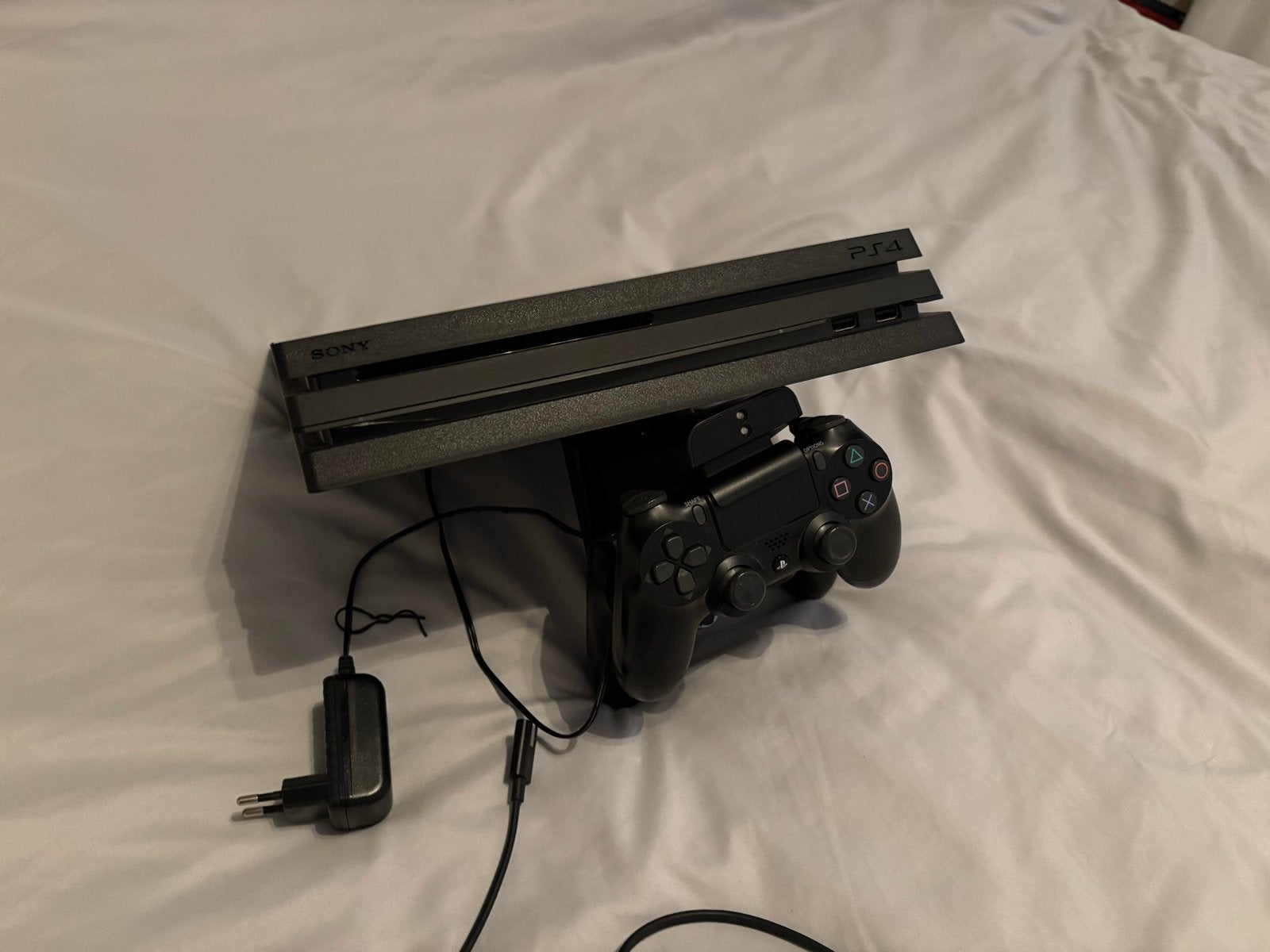 Sony PlayStation 4 Pro met controller en oplaadstation, Ophalen of Verzenden, Zo goed als nieuw