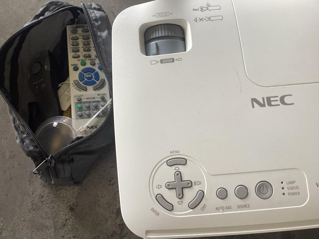 NEC V260 DLP Projector met afstandsbediening en tas, Audio, Tv en Foto, Ophalen of Verzenden, Zo goed als nieuw, DLP, Overige resoluties