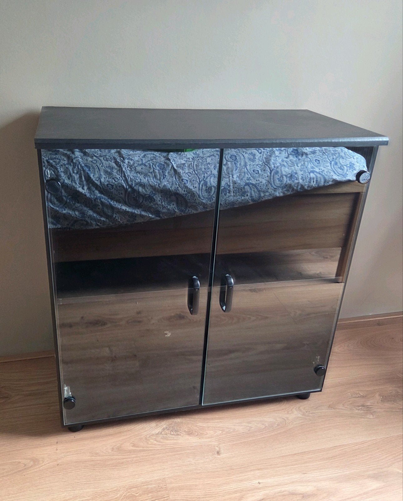 Klein zwart vitrinekastje - zo goed als nieuw, Huis en Inrichting, Kasten | Vitrinekasten, Met deur(en), Zo goed als nieuw, Minder dan 100 cm