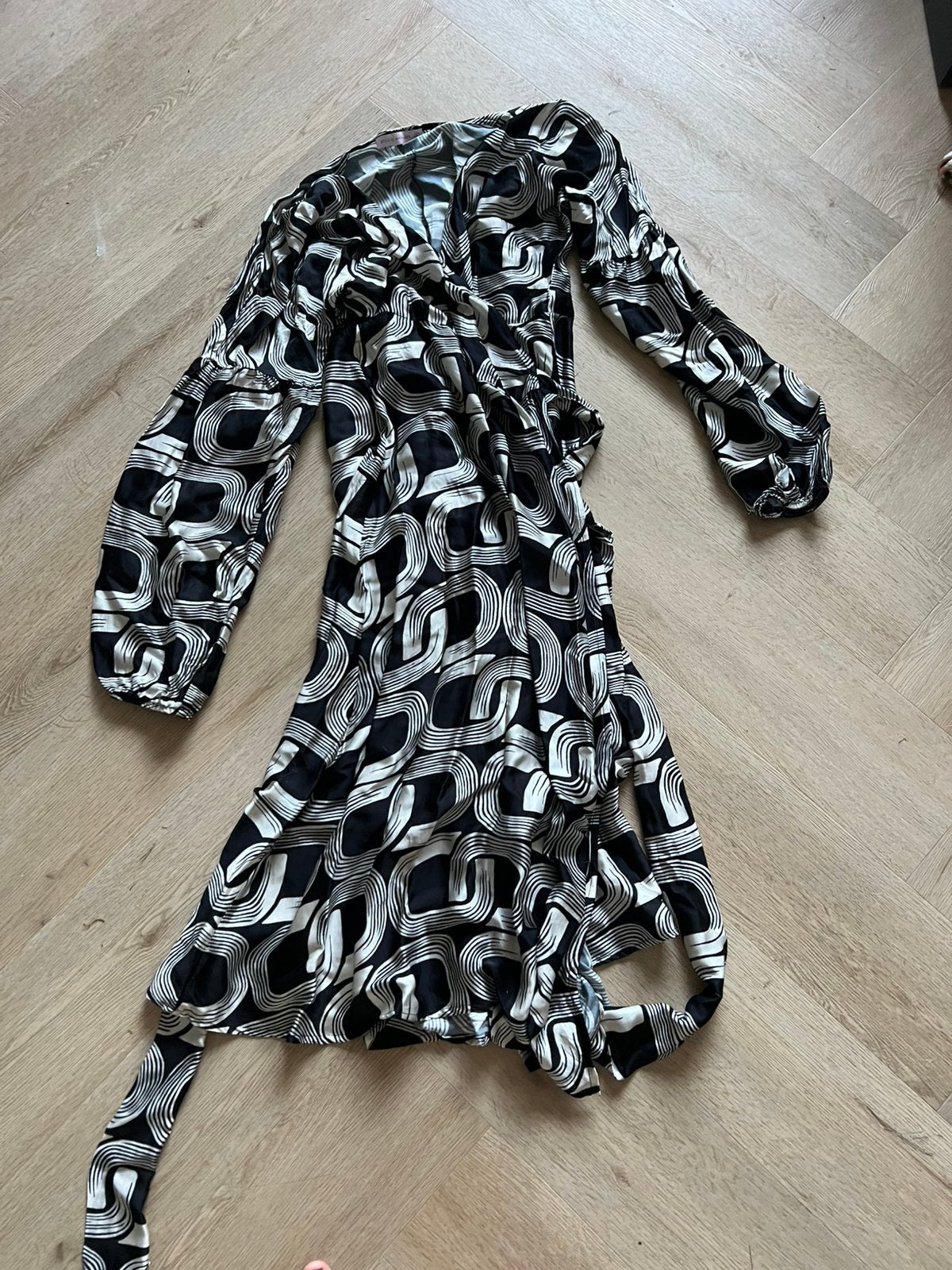 Studio Anneloes wikkel jurk satijn, Zwart, Ophalen of Verzenden, Zo goed als nieuw, Maat 36 (S)