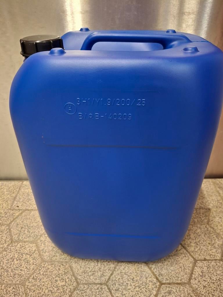 10 jerrycans 25 liter. €5 per stuk en 10 voor 4 tientjes., Auto diversen, Ophalen