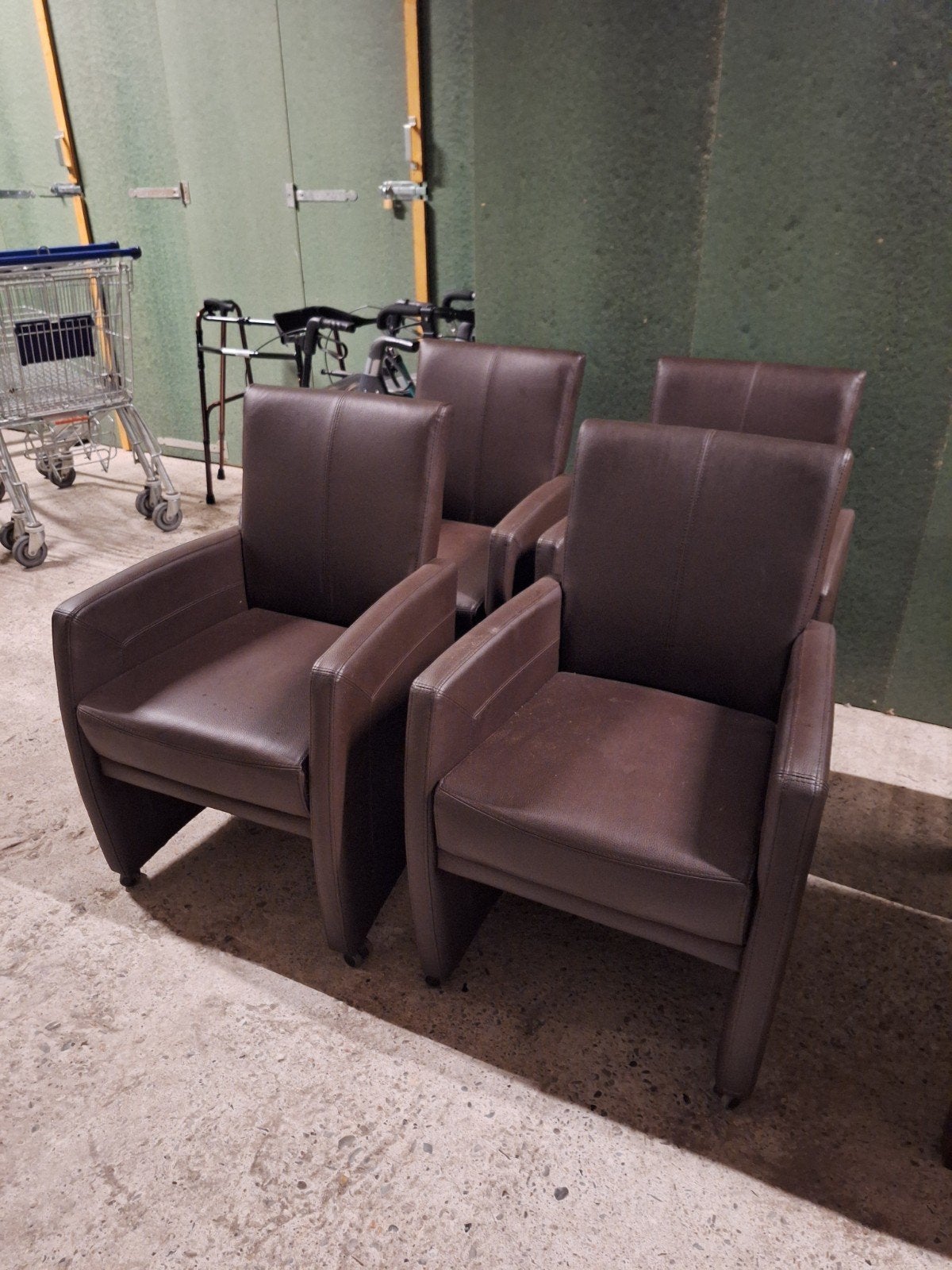 4 x eetkamerstoel stoelen stoel bruin leer wieltjes handvat, Huis en Inrichting, Fauteuils, Gebruikt, Leer, 50 tot 75 cm, Minder dan 75 cm