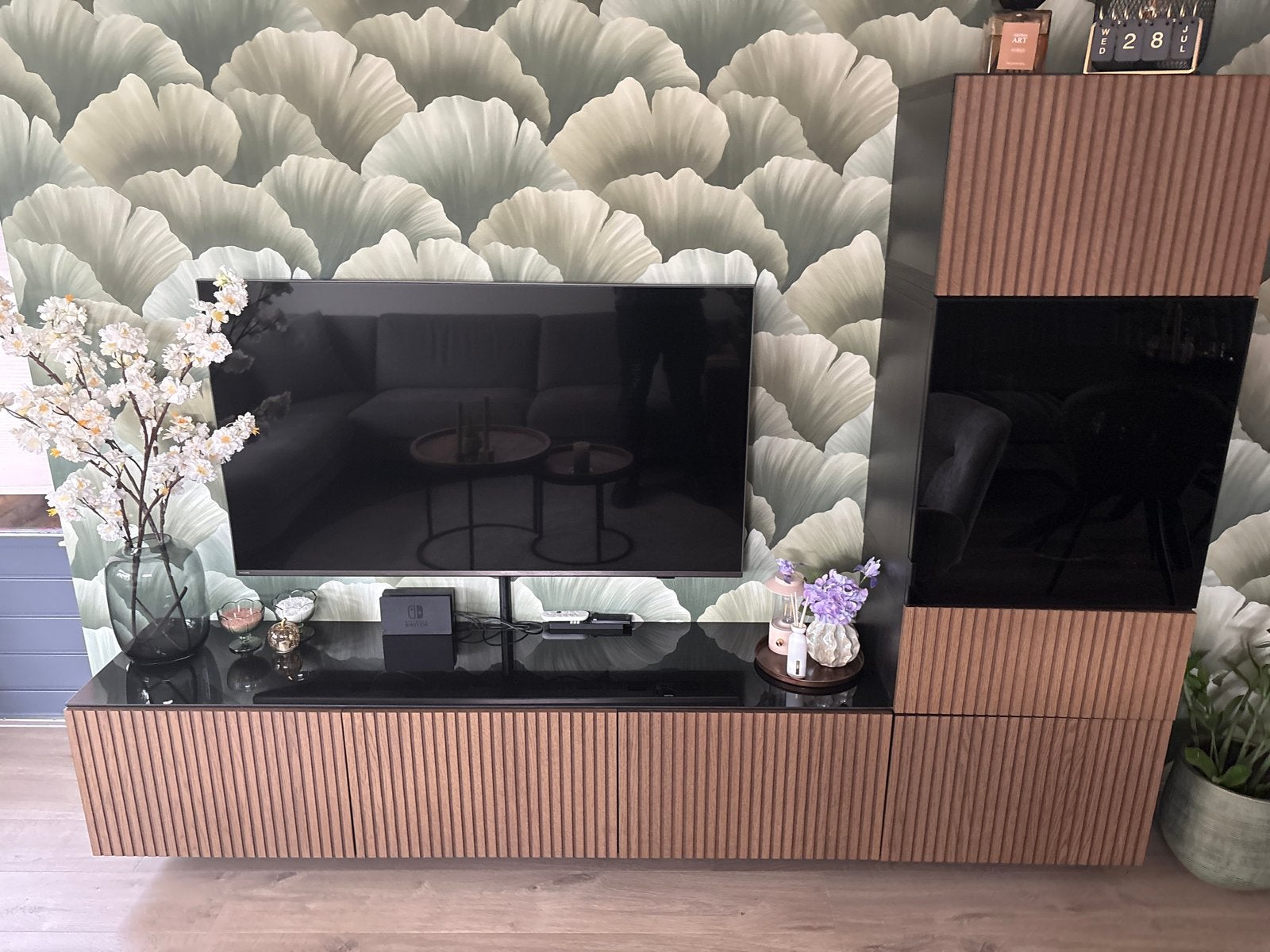Modern TV-meubel met opbergruimte en latten design, Huis en Inrichting, Ophalen, 100 tot 150 cm, Zo goed als nieuw, 200 cm of meer