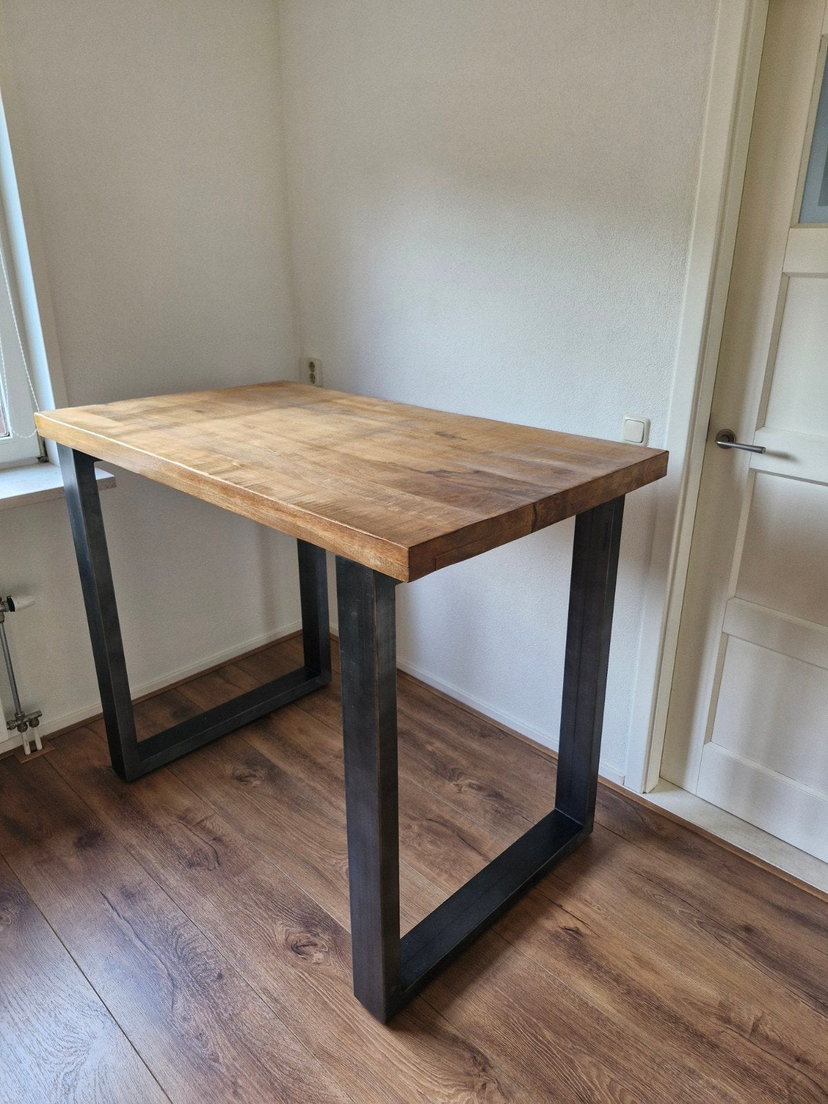Prachtige massief mango-houten bartafel met metalen u-poot., Huis en Inrichting, Tafels | Eettafels, Ophalen, Rechthoekig, 100 tot 150 cm