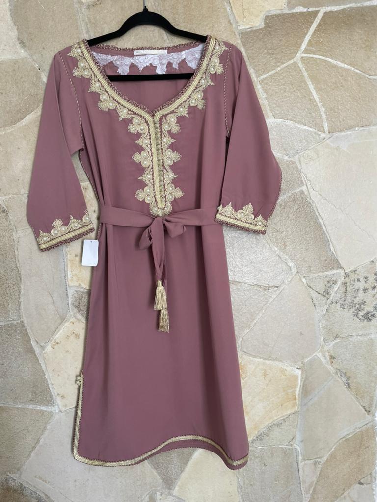 Mooie roze kaftan met gouden borduursels,, Nieuw, Ophalen of Verzenden, Boutique Saidati, Roze
