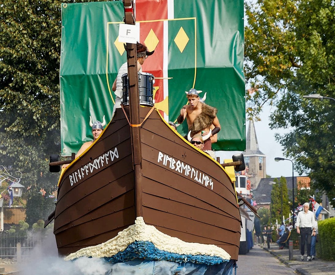 Feestwagen/praalwagen Vikingschip, Hobby en Vrije tijd, Ophalen, Versiering