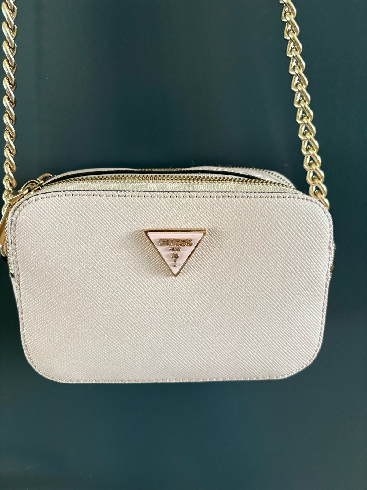Roze Guess crossbody tas met gouden ketting, Ophalen of Verzenden, Zo goed als nieuw, Roze, Schoudertasje