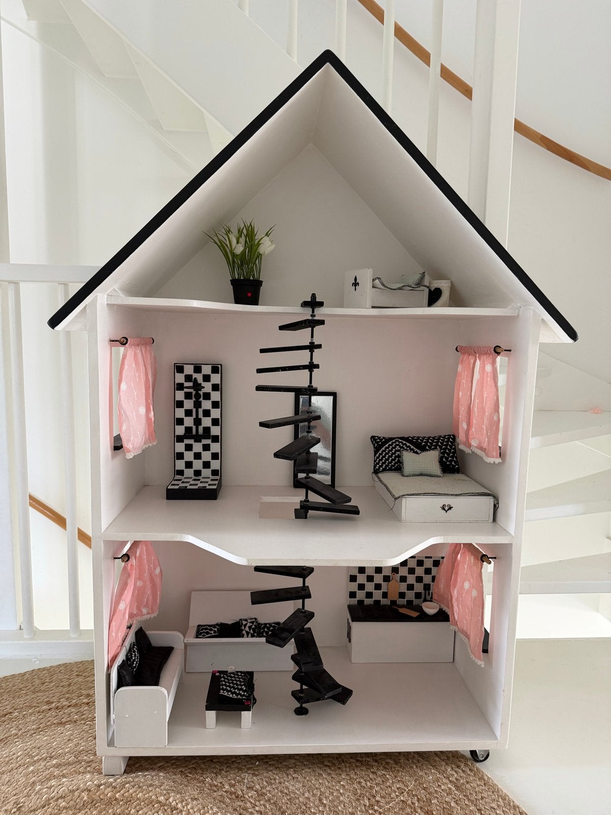 Groot houten poppenhuis met meubels en wieltjes, Ophalen, Gebruikt, Poppenhuis