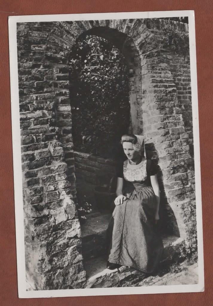 Zeeland - Klederdracht - Jonge vrouw bij muur - 1948 (p.Goes, Verzamelen, Ansichtkaarten | Nederland, Verzenden, 1940 tot 1960