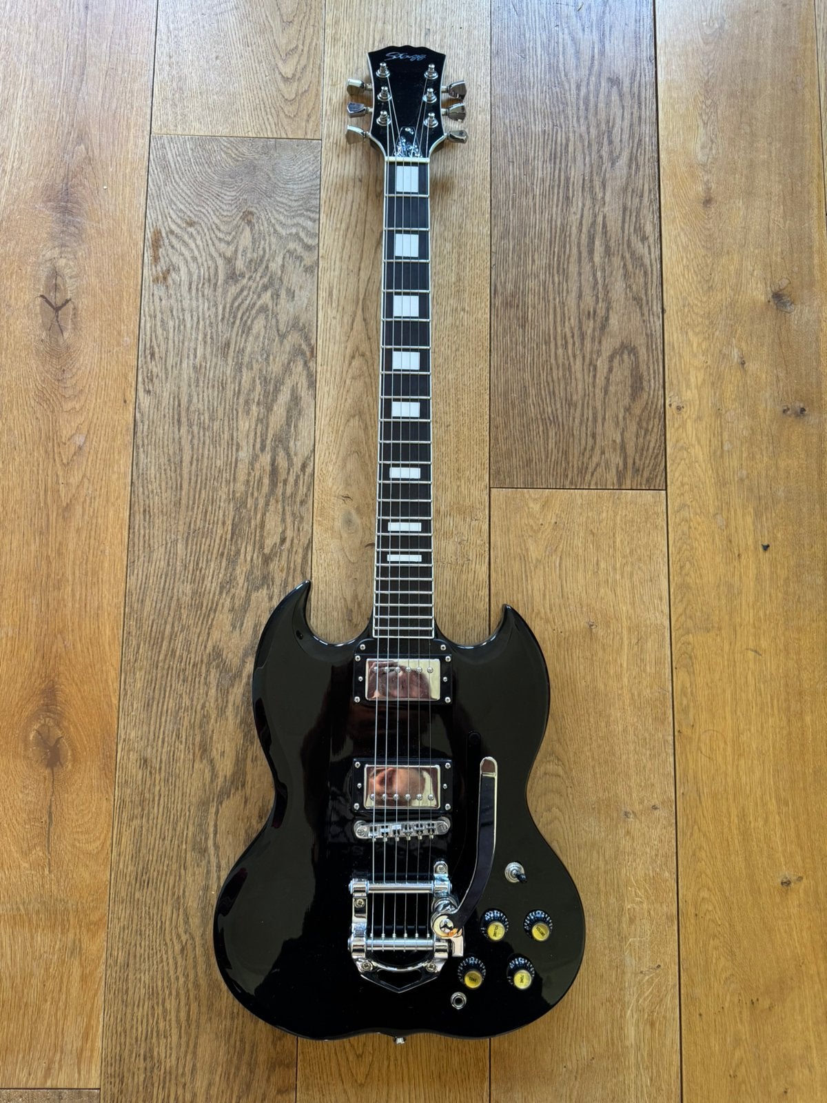 Stagg SG met Bigsby, Ophalen, Zo goed als nieuw, Solid body, Overige merken