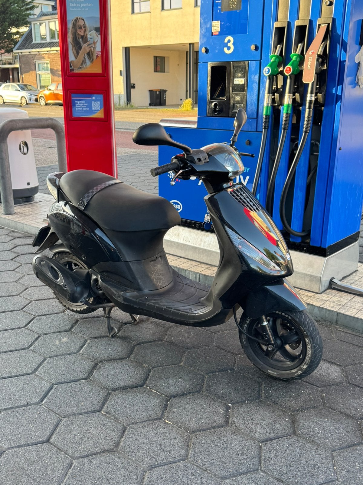 Piaggio zip 50cc 4t 2v - hij heeft nu meer schade dan opfoto, Fietsen en Brommers, Scooters | Piaggio, Ophalen, Zip, Zo goed als nieuw