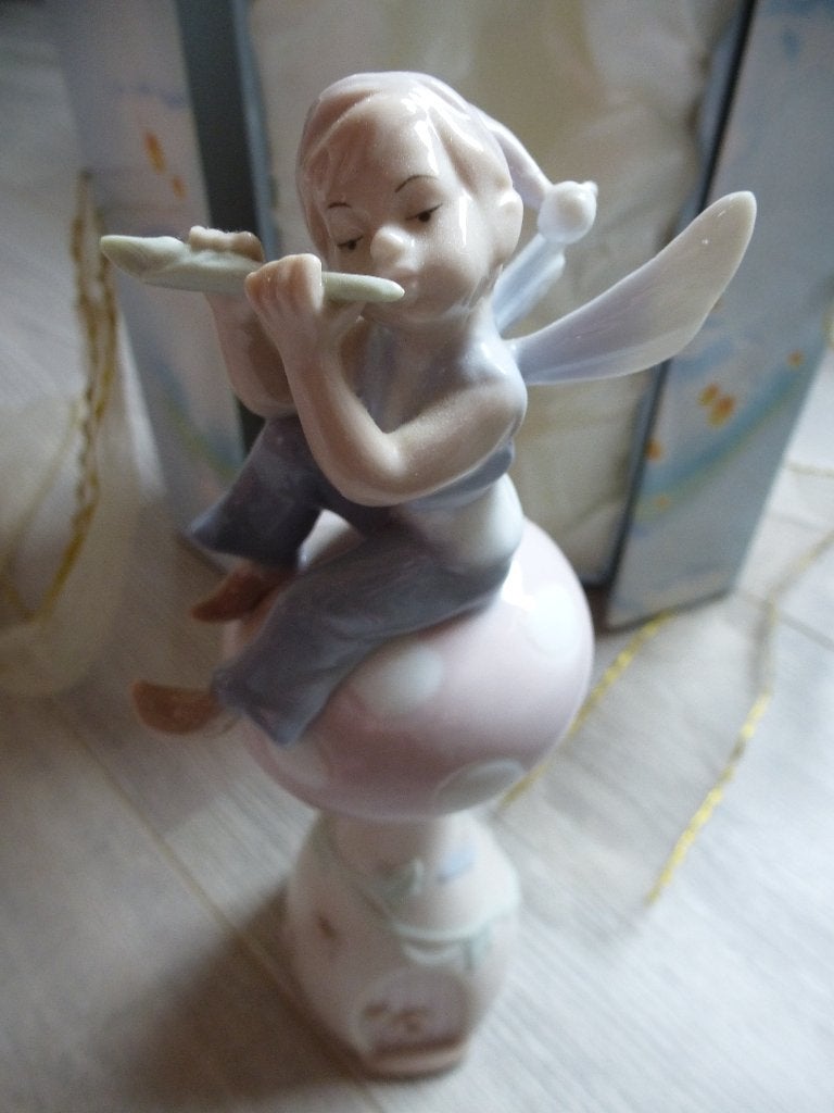 Fraai porseleinen beeldje - Engeltje op Paddenstoel, Verzenden, Zo goed als nieuw, Fantasy