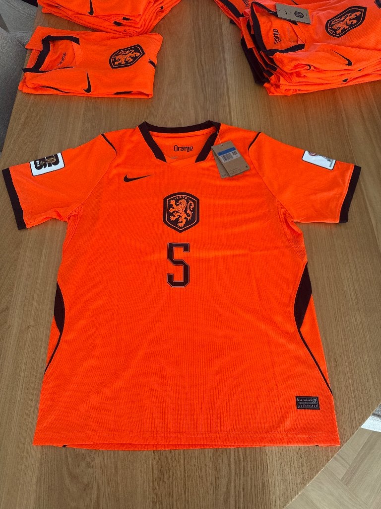 Nederlands elftal shirtje M Ake, Ophalen of Verzenden, Nieuw, Maat 48/50 (M), Oranje