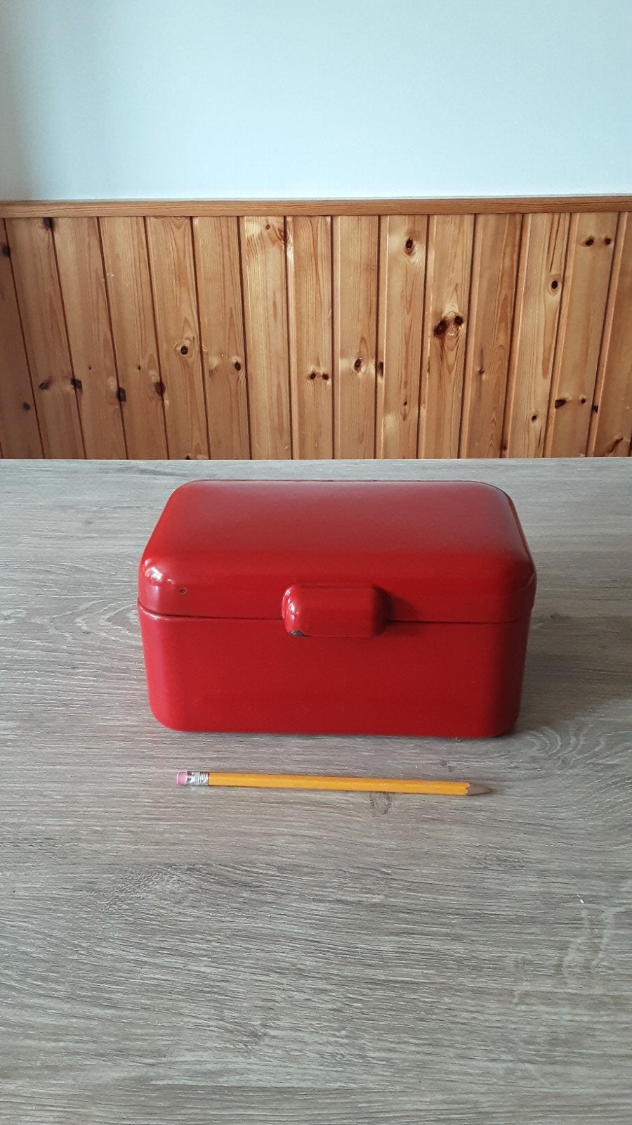 EMAILLE ROOD BESCHUITTROMMELTJE MET HANDVAT., Ophalen of Verzenden