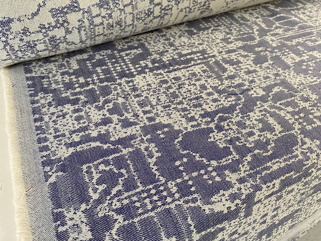 SALE: Kvadrat Grid 2 744; blauw+crème; restant meubelstof, Wol, Meerkleurig, 120 cm of meer, Nieuw