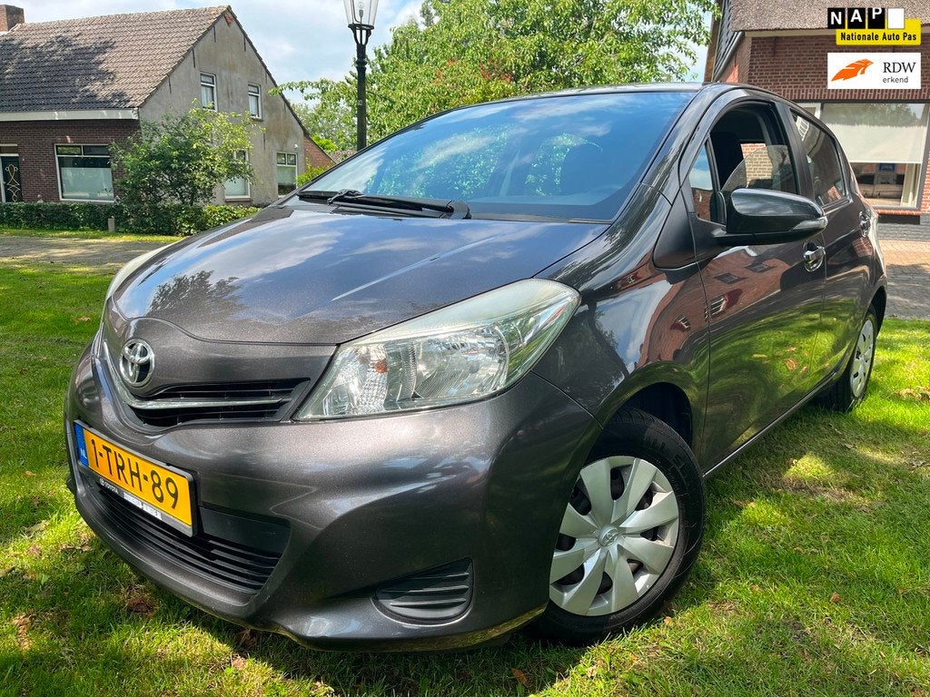 Toyota Yaris 1.0 VVT-i Now ORG NL/5DRS/AIRCO/ COMPL.ONDERH, Auto's, Euro 5, Stof, Gebruikt, Origineel Nederlands