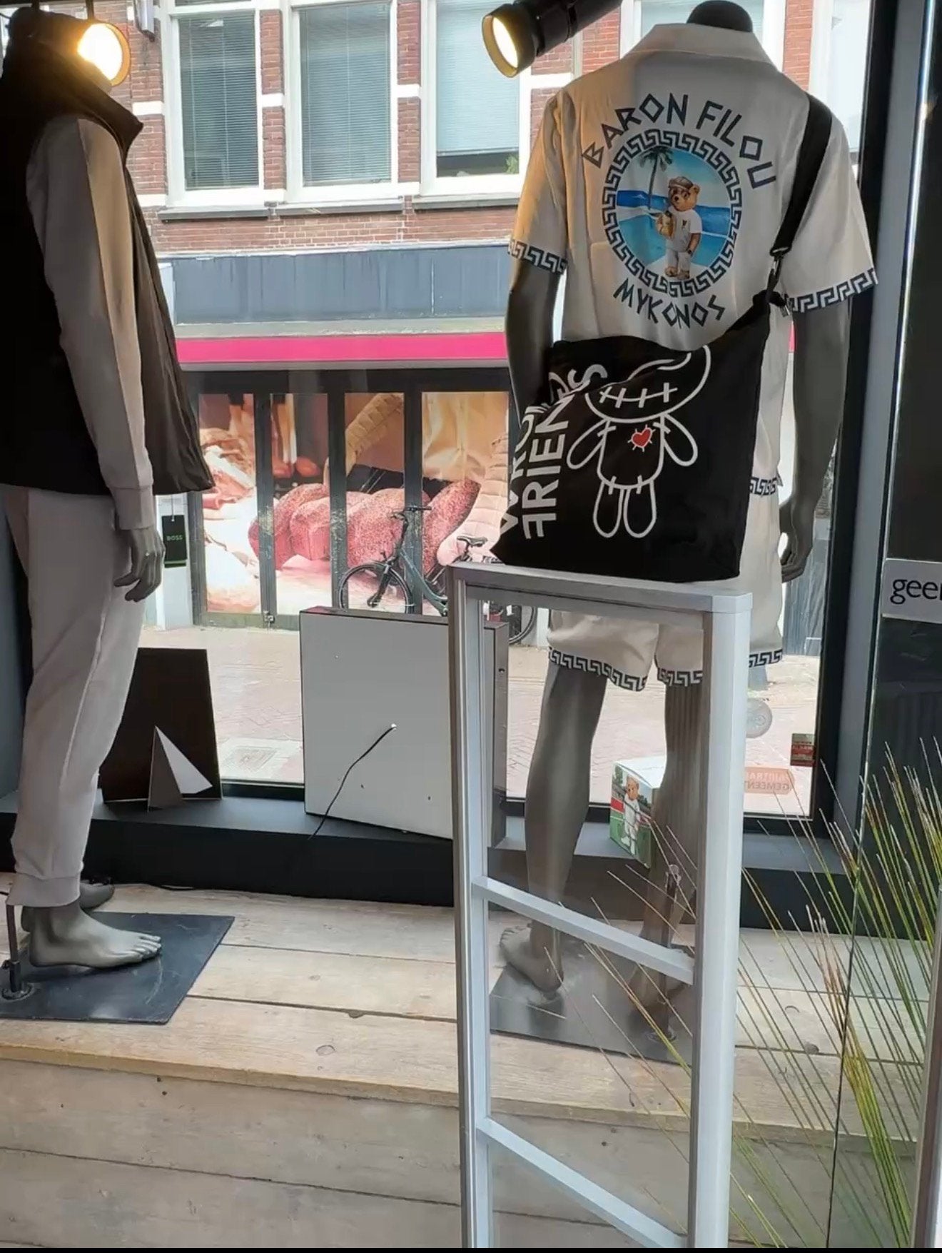 Etalage poppen, Ophalen