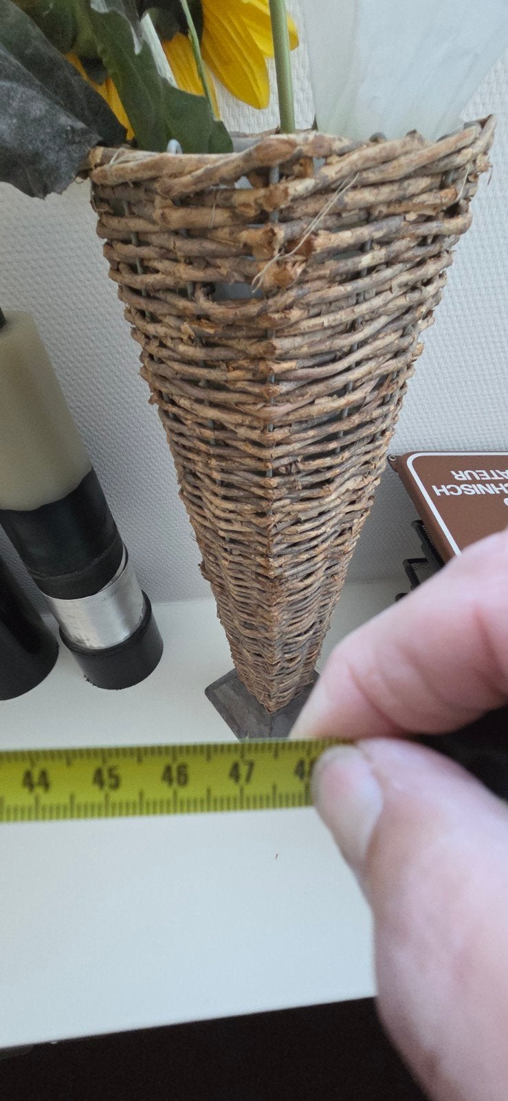 Decoratieve rieten vaas met metalen voet, Gebruikt, Bruin, Natuurlijk materiaal, Ophalen of Verzenden
