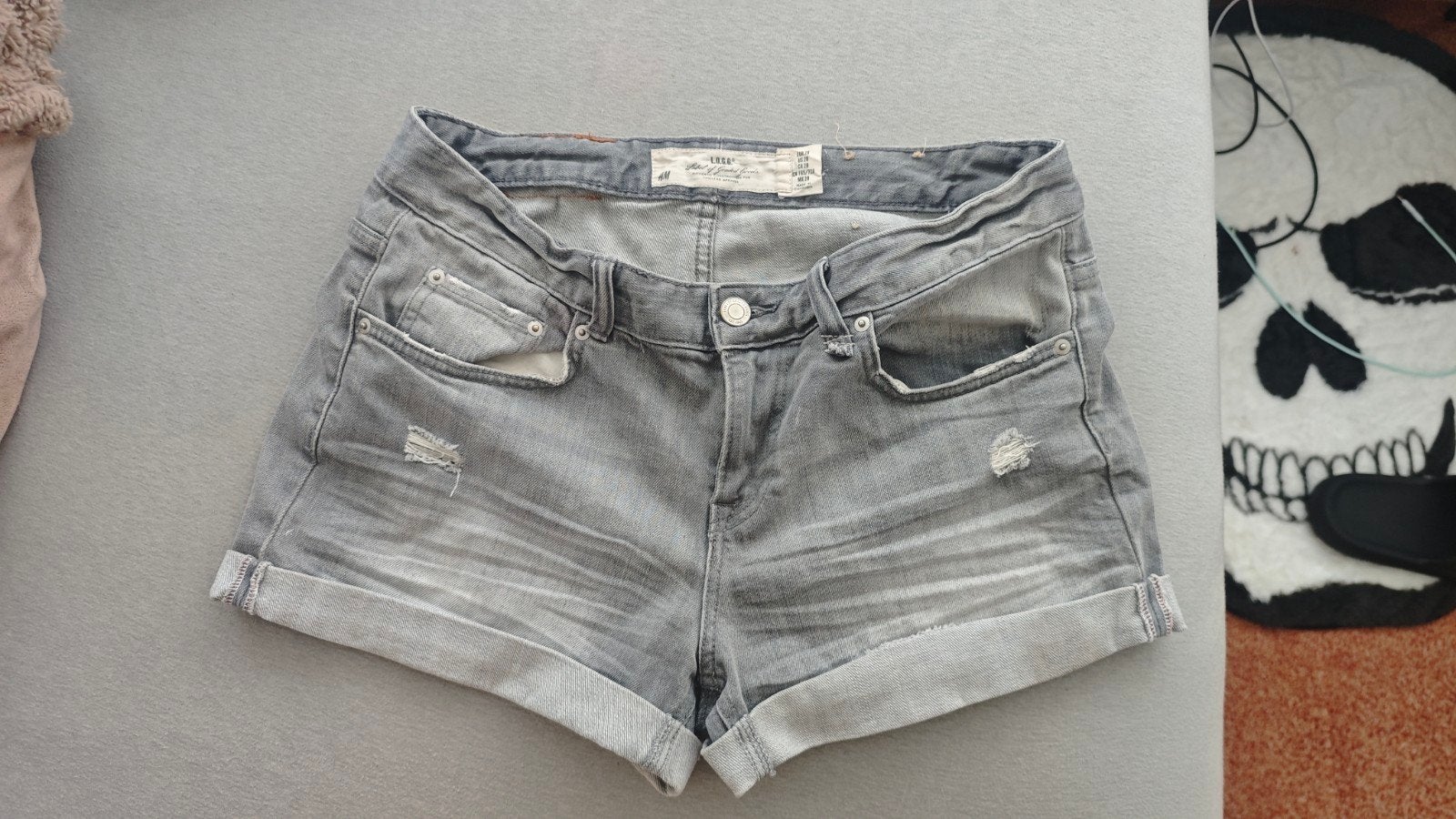Mooie grijze denim short van H&M, maat 28, Kleding | Dames, H&M, Ophalen of Verzenden, Zo goed als nieuw, W28 - W29 (confectie 36)